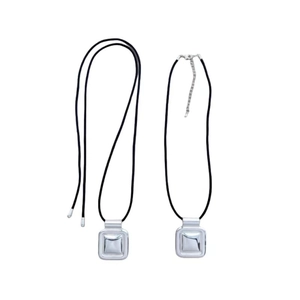 Ensemble collier pendentif carré minimaliste avec métal argenté mat sur cordon noir