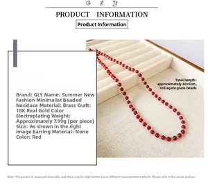 Détail du collier de perles en agate rouge et verre bleu avec fermoir doré et extension