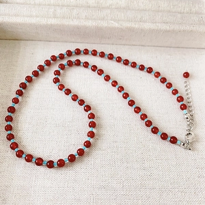 Collier en perles d'agate rouge avec séparateurs turquoise et fermoir argenté réglable