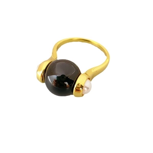 Rotatable ring with black agate and side pearls in gold plated luxury finish