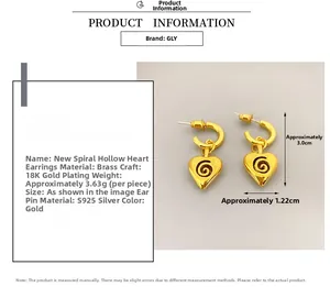 Dettaglio di orecchini a cuore a spirale placcati in oro 18K con perni in argento S925