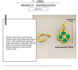 Detalle de pendientes de trébol en esmalte verde con perla y chapado en oro de 18K
