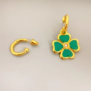 Pendientes de trébol dorados con esmalte verde y perlas, elegante diseño texturizado
