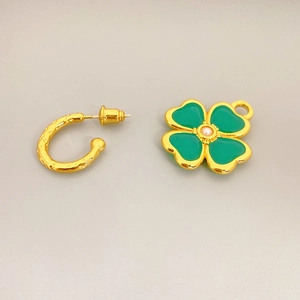 Elegantes pendientes de trébol de cuatro hojas con esmalte verde, perla y metal dorado martillado