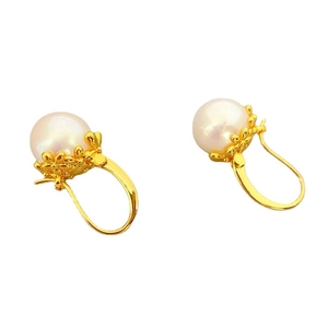 Elegant vintage brass 18K gold plated earrings featuring white round Mabe pearls