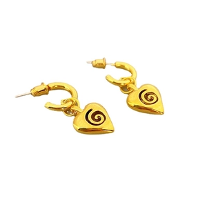 Eleganti orecchini a cuore placcati in oro con trama a spirale su uno sfondo pulito