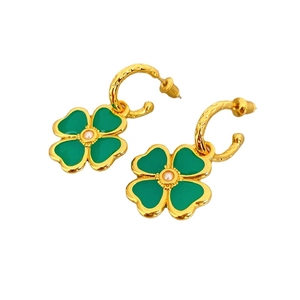 Pendientes de trébol elegantes con esmalte verde, perla blanca y aro dorado con textura