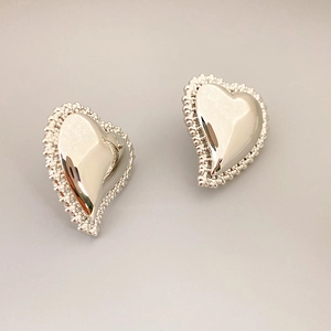 Polished silver heart stud earrings with beaded wavy edges in a minimalist 3D design