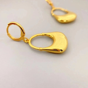 Boucles d'oreilles croissant plaquées or 18 carats au fini miroir luxueux pour femme