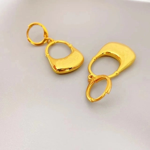 Boucles d'oreilles créatives dorées à l'or 18 carats en forme de sac à main de luxe