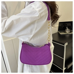 Chic purple felt underarm bag with V-shaped quilting and golden chain shoulder strap