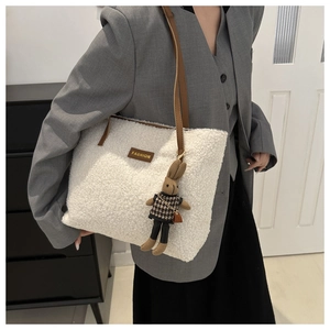 Détail du sac cabas en peluche avec étiquette mode et petite peluche lapin pendue