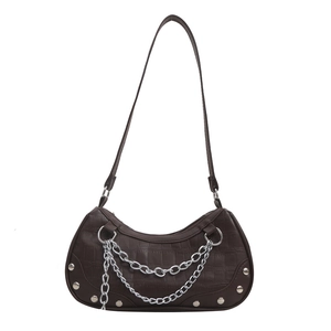 Sac sous le bras en similicuir crocodile marron foncé avec chaînes argentées et rivets sur blanc