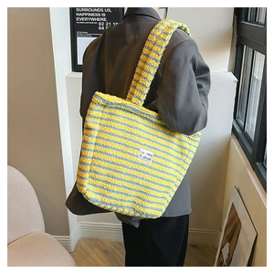 Borsa a secchiello in morbido peluche a righe blu e gialle per uno stile casual primaverile