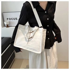 Grand sac fourre-tout en toile blanche avec garniture en cuir brun et bandoulière
