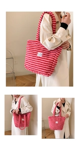 Dettaglio e scatto lifestyle di una grande borsa tote in peluche a righe rosa