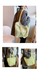 Dettaglio della borsa tote in peluche a righe gialle e blu con texture morbida e capiente
