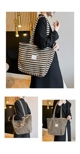 Dettaglio borsa tote in peluche a righe con morbida texture in pelliccia e etichetta