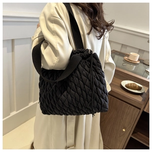 Schicke schwarze Stepptasche mit Kordelzug für einen lässigen minimalistischen Look