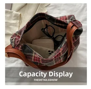 Vue intérieure montrant la grande capacité d'un sac cabas à carreaux avec fermeture