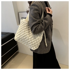 Detailansicht der weißen gesteppten Puffer-Einkaufstasche mit breiten Canvas-Trägern