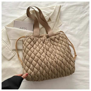 Detail der kaffeebraunen Stepptasche mit Kordelzug und glänzendem Nylon-Material