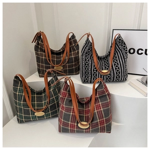 Grands sacs cabas rétro en laine à carreaux avec bandoulières en cuir et style vintage
