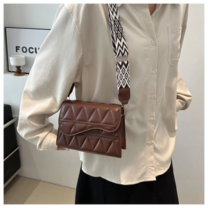 Borsa a tracolla in pelle trapuntata marrone con ampia tracolla geometrica e patta