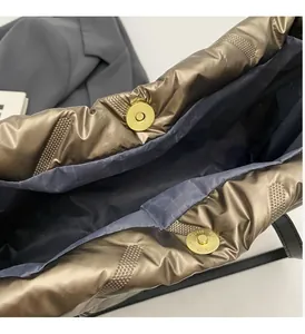 Détail du sac matelassé bronze métallisé avec fermoirs magnétiques dorés sécurisés