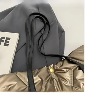 Détail du sac cabas matelassé métallisé avec coutures raffinées et bandoulières en cuir