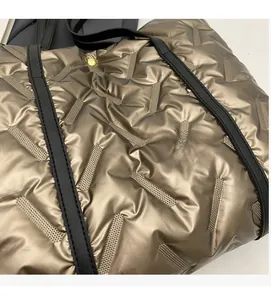 Vue détaillée du sac cabas matelassé bronze avec fini métallisé et bandoulière en cuir