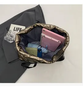 Intérieur du sac cabas matelassé montrant la grande capacité pour tablette et portefeuille