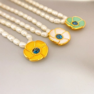 Elegante Collana Con Pendente a Fiore in Rame Smaltato Placcato Oro 18K Con Catena di Perle Barocche Coltivate Gioielli Girasole Zirconia Blu Donna
