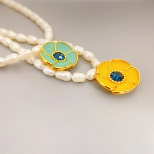 Collana di perle barocche con ciondoli a girasole in smalto colorato e strass blu