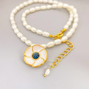 Collana di perle coltivate con ciondolo a forma di girasole in smalto e strass blu