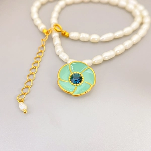 Collana di perle barocche con ciondolo a girasole in smalto menta e gemma blu