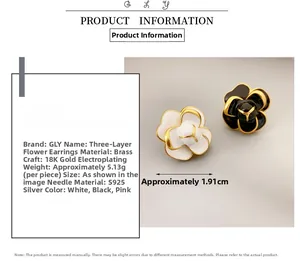 Détail de boucles d'oreilles fleurs en émail avec plaquage or 18K et tiges en argent S925