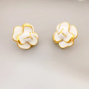Boucles d'oreilles camélia à trois couches avec fini émail blanc et détails dorés