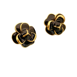 Boucles d'oreilles camélia à trois couches en émail noir et finition dorée