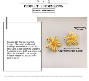 Dettaglio orecchini a fiore in ottone placcato oro 18K con perni in argento S925