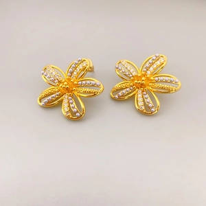 Orecchini a fiore traforati dorati con micro perle e cristalli in stile vintage