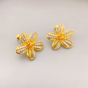 Orecchini A Lobo Con Fiori Traforati Ottone Placcato Oro 18K Con Zircone Perla Artificial Sintetica E Perno In Argento 925 Per Donna