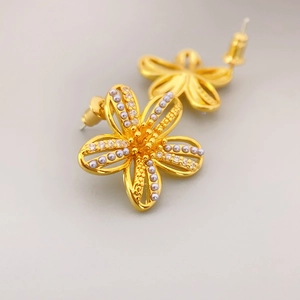 Orecchini a fiore in oro 18 carati con piccole perle e zirconi brillanti per donne