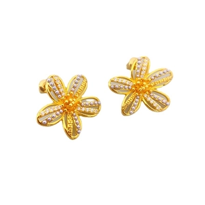 Orecchini a fiore traforato placcati in oro 18K con perle e pietre di zircone