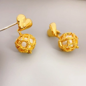 Elegant 18K gold-plated brass heart earrings featuring a pearl encased in hollow metal spheres
