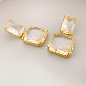 Elegante goldene Ohrhänger mit gestuften rechteckigen Kristallen in einer Krappenfassung