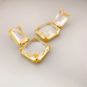 Elegante goldene Tropfenohrringe mit klaren quadratischen Kristallen und 925er Silberstecker