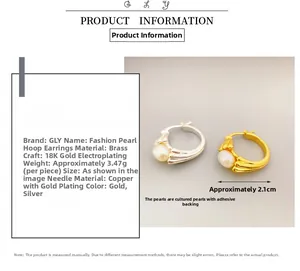 Dettaglio dell'orecchino a cerchio in ottone dorato 18K con perla e texture liscia