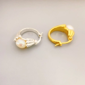Orecchini a cerchio in ottone placcato oro 18 carats e argento con eleganti perle lucide