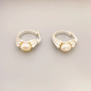 Orecchini eleganti in ottone placcato argento 18K con texture a conchiglia e perle